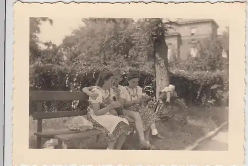 (F26622) Orig. Foto Radtour, Herr u. Frauen machen Rast a. Bank 1939