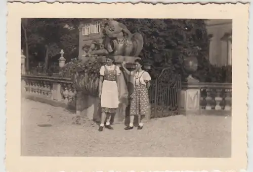 (F26621) Orig. Foto Frauen vor dem Schloss Ludwigsburg 1939