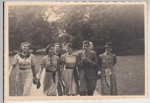 (F26620) Orig. Foto Personen im Freien, Wanderung 1940er