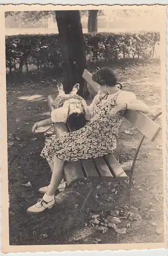 (F26617) Orig. Foto Frauen ruhen auf einer Bank 1940