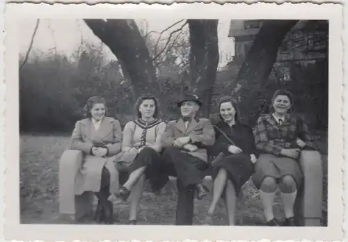 (F26612) Orig. Foto Personen sitzen auf einer Bank am Baum 1940