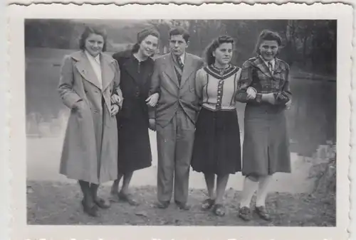 (F26611) Orig. Foto Personen an einem Teich, Herr m. 4 Damen 1940