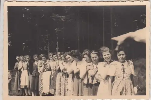 (F26605) Orig. Foto Frauen aufgereiht am Waldrand 1940