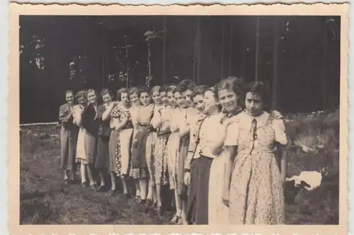 (F26604) Orig. Foto Frauen aufgereiht am Waldrand 1940