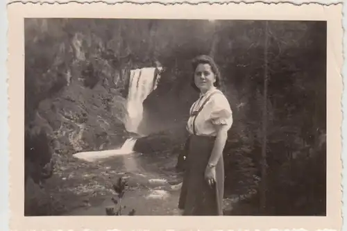 (F26592) Orig. Foto junge Frau am Gebirgsbach am Säuling 1941