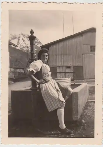 (F26577) Orig. Foto junge Frau Trude sitzt am Brunnen, Höfen b. Reutte 1941