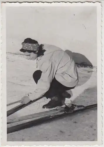 (F26576) Orig. Foto junge Frau Trudi mit Skiern 1941