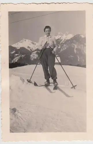 (F26570) Orig. Foto Frau m. Skiern in o. bei Reutte 1941