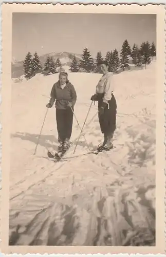 (F26569) Orig. Foto Frauen beim Skilaufen bei Reutte 1941