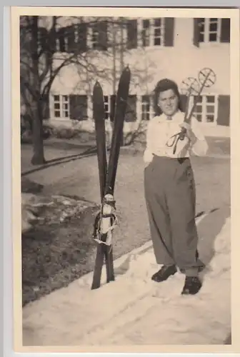 (F26565) Orig. Foto Frau m. Skiern in o. bei Reutte 1941