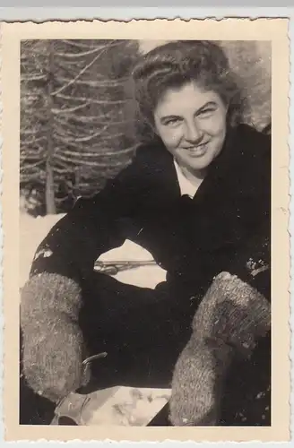 (F26562) Orig. Foto Frau mit dicken Handschuhen im Freien, Winter 1941