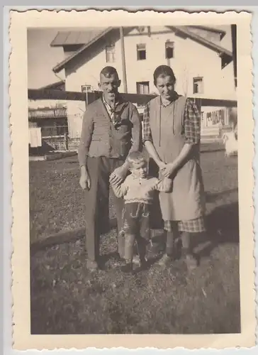 (F26561) Orig. Foto Höfen bei Reutte, Herr, Frau u. Junge am Zaun 1941