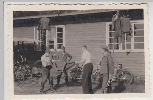 (F26446) Orig. Foto Barackenkaserne, Fahrräder, Kleider trocknen 1930er