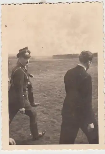 (F26445) Orig. Foto deutsche Soldaten laufen auf Wiese 1936