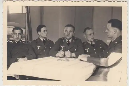 (F26436) Orig. Foto Luftwaffe Soldaten a.d. Stube in Cottbus 1936