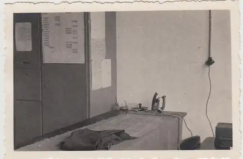 (F26432) Orig. Foto Stube in Barackenkaserne, Bügeleisen a. Tisch 1936