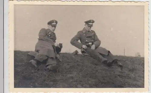 (F26431) Orig. Foto deutsche Soldaten sitzen auf Wiese 1936