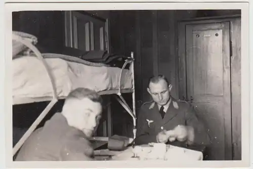 (F26378) Orig. Foto deutsche Soldaten in der Stube 1936