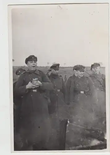 (F26358) Orig. Foto deutsche Soldaten auf Feld in Altengrabow 1935, Mittagspause