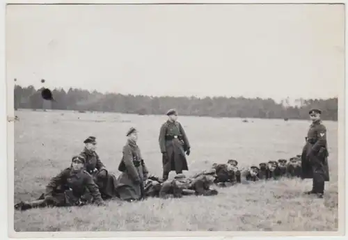 (F26355) Orig. Foto deutsche Soldaten auf Feld in Altengrabow 1935