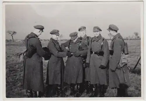 (F26354) Orig. Foto deutsche Soldaten auf Feld in Altengrabow 1935