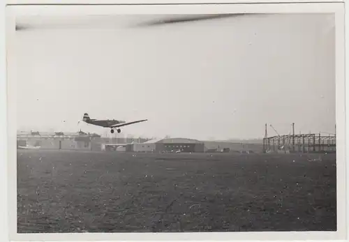 (F26321) Orig. Foto Flugplatz Halberstadt, Start Klemm 25, Neubau e. Halle 1935