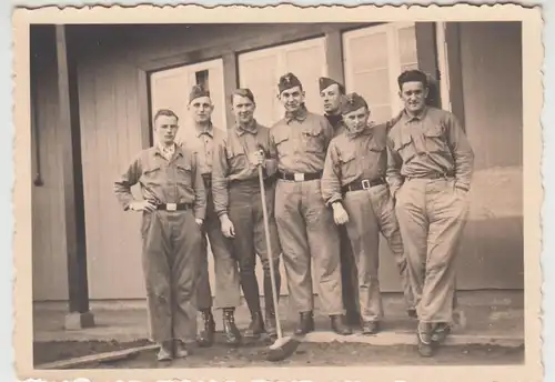 (F26293) Orig. Foto Halberstadt, Luftwaffe-Soldaten vor Baracke 1935