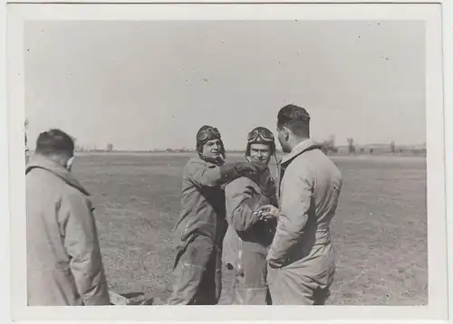 (F26287) Orig. Foto deutsche Luftwaffe-Piloten auf dem Flugfeld 1941