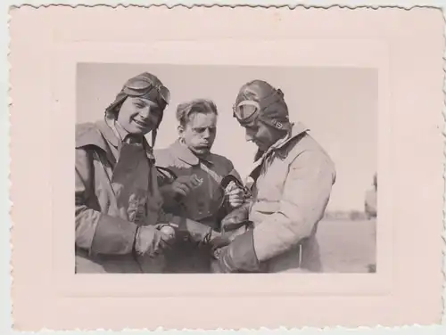(F26278) Orig. Foto Zagreb, deutsche Piloten auf dem Fliegerhorst 1941