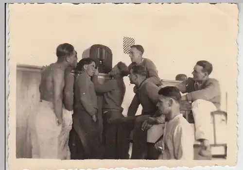 (F26268) Orig. Foto deutsche Soldaten in Zagreb, am Radio 1941