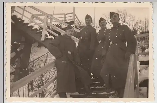 (F26238) Orig. Foto deutsche Soldaten auf einer Holztreppe 1940