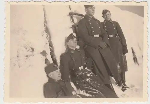(F26237) Orig. Foto deutsche Soldaten lehnen an zugefrorener Mauer 1940