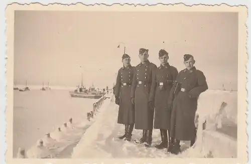 (F26233) Foto Königsberg i.Pr., deutsche Soldaten am Kanal o. Fluss, Winter 1940