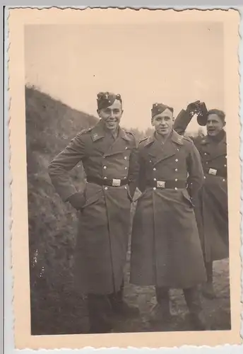 (F26232) Orig. Foto deutsche Soldaten im Freien 1940