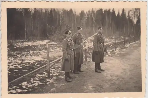 (F26228) Orig. Foto deutsche Soldaten im Freien 1940
