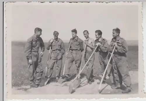 (F26220) Orig. Foto deutsche Soldaten mit Schaufel im Freien 1930/40er