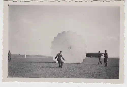 (F26213) Orig. Foto Laucha a.U., Landung von Fallschirmspringern 1930er