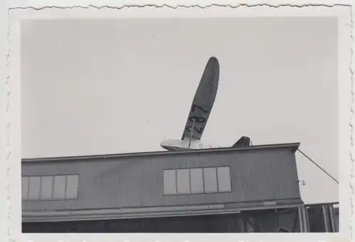 (F26198) Orig. Foto Flugplatz Laucha a.U., Segelflugzeug landet a. Hangar 1930
