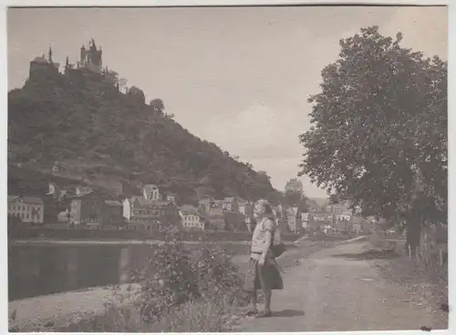 (F26182) Orig. Foto Frau unterhalb v. Schloss Drachenburg 1929