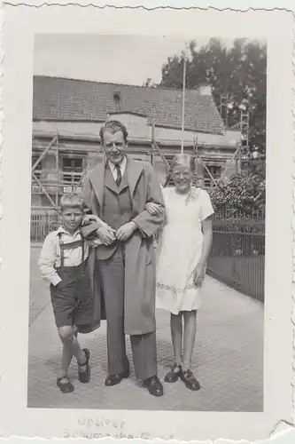 (F26180) Orig. Foto Warnemünde, Vater m. Kinder vor eingerüstetem Haus 1935