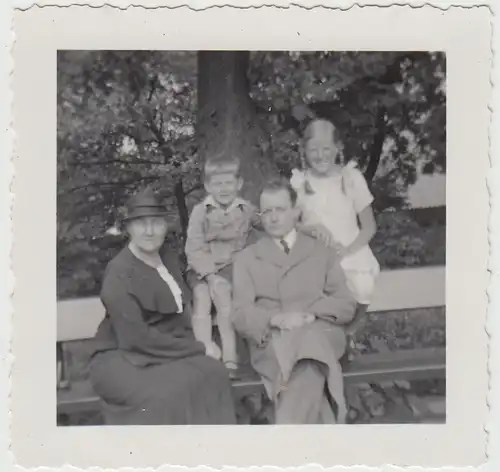 (F26179) Orig. Foto Familie m. Kinder auf einer Parkbank 1935