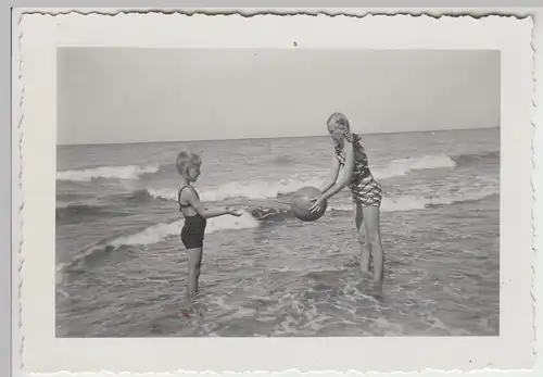 (F26177) Orig. Foto Warnemünde, Kinder spielen Ball im Wasser 1935