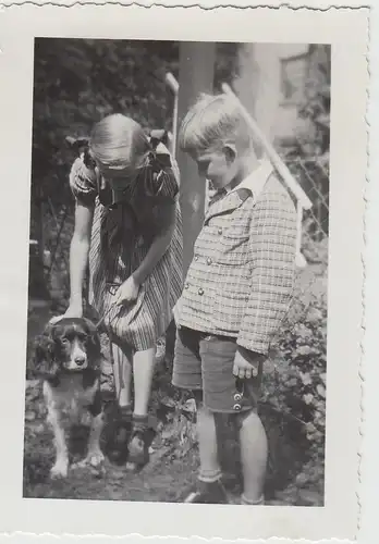 (F26175) Orig. Foto Kinder mit Hund im Freien 1935