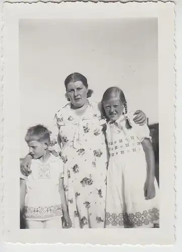 (F26173) Orig. Foto Frau und Kinder im Freien, Sommer 1935 in Warnemünde