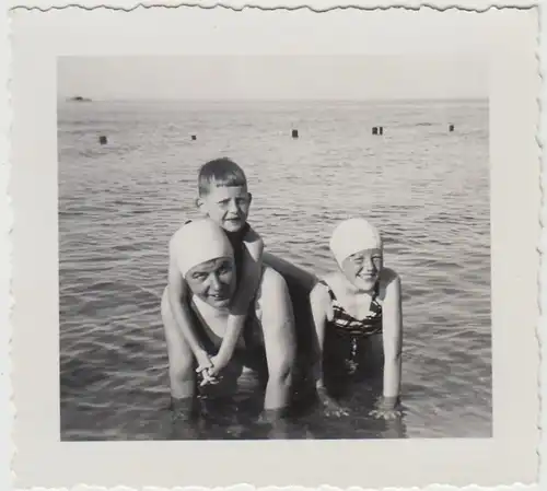 (F26171) Orig. Foto Warnemünde, Frau und Kinder im Wasser 1935