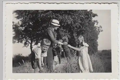 (F26167) Orig. Foto Frau u. Kinder pflücken Blumen am Landstraßenrand 1935