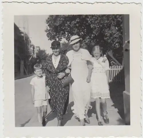 (F26166) Orig. Foto Frauen und Kinder laufen auf der Straße 1935