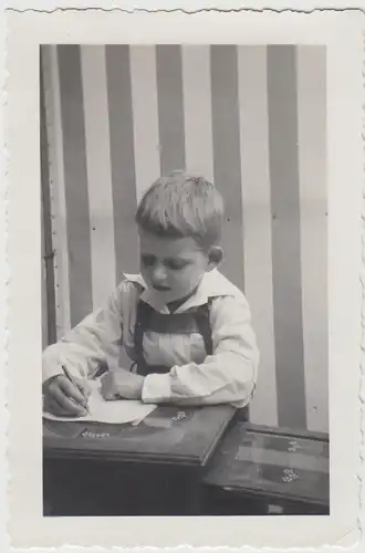 (F26165) Orig. Foto Junge sitzt am Tisch und schreibt 1935