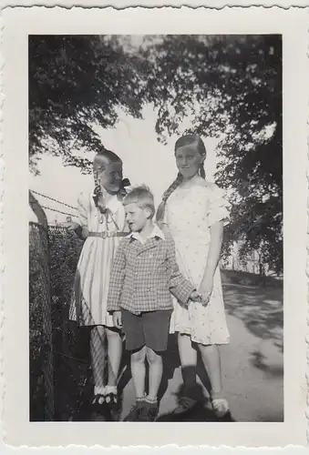 (F26163) Orig. Foto 2 Mädchen und Junge am Stacheldrahtzaun 1935