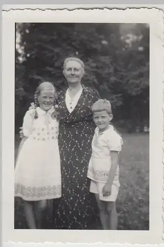 (F26162) Orig. Foto Frau und Kinder im Freien 1935